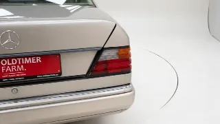 Foto 39 di 40: Mercedes-Benz 300 E