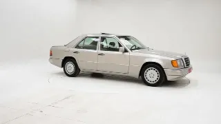 Foto 3 di 40: Mercedes-Benz 300 E