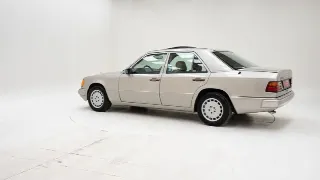 Foto 4 di 40: Mercedes-Benz 300 E