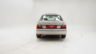 Foto 8 di 40: Mercedes-Benz 300 E