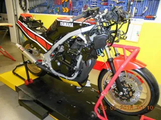Foto 3 di 6: Yamaha FZ400R | 1990 | Route 66 Auctions