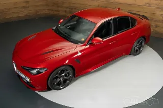 Foto 1 di 10: Alfa Romeo Giulia