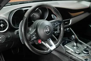 Foto 2 di 10: Alfa Romeo Giulia