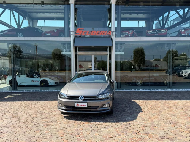 VOLKSWAGEN Polo