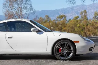 Foto 12 di 24: 2001 Porsche 996 Carrera