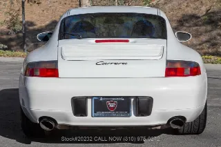 Foto 8 di 24: 2001 Porsche 996 Carrera