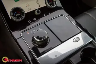 Foto 14 di 20: LAND ROVER Range Rover Velar