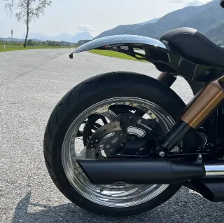 Foto 6 di 8: Harley-Davidson Dyna Street Bob | 2011 | Route 66 Auctions