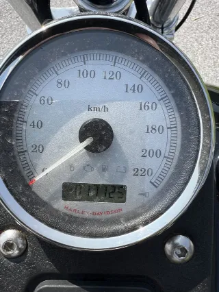 Foto 7 di 8: Harley-Davidson Dyna Street Bob | 2011 | Route 66 Auctions