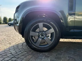 Foto 21 di 27: LAND ROVER Defender