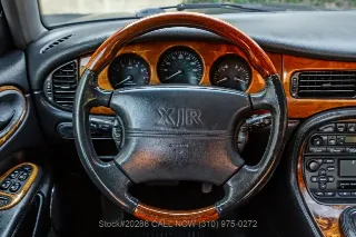 Foto 18 di 24: 2002 Jaguar XJR