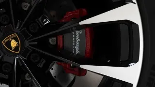 Foto 33 di 40: Lamborghini Urus S