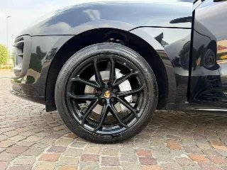 Foto 20 di 23: PORSCHE Macan