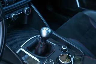 Foto 15 di 103: Alfa Romeo Giulia 2.9 V6 Quadrifoglio Performance Edition “Manual and Carbon Seats by Sparco”