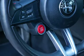 Foto 19 di 103: Alfa Romeo Giulia 2.9 V6 Quadrifoglio Performance Edition “Manual and Carbon Seats by Sparco”