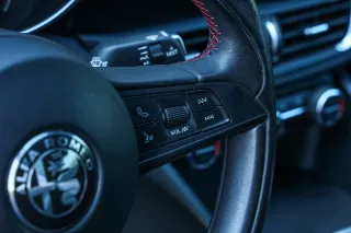 Foto 23 di 103: Alfa Romeo Giulia 2.9 V6 Quadrifoglio Performance Edition “Manual and Carbon Seats by Sparco”