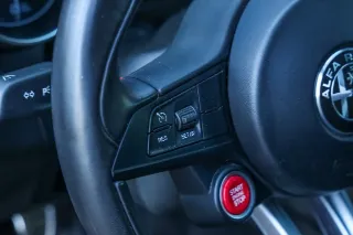 Foto 26 di 103: Alfa Romeo Giulia 2.9 V6 Quadrifoglio Performance Edition “Manual and Carbon Seats by Sparco”