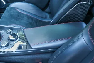 Foto 50 di 103: Alfa Romeo Giulia 2.9 V6 Quadrifoglio Performance Edition “Manual and Carbon Seats by Sparco”