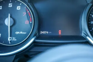 Foto 91 di 103: Alfa Romeo Giulia 2.9 V6 Quadrifoglio Performance Edition “Manual and Carbon Seats by Sparco”