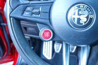 Foto 94 di 103: Alfa Romeo Giulia 2.9 V6 Quadrifoglio Performance Edition “Manual and Carbon Seats by Sparco”