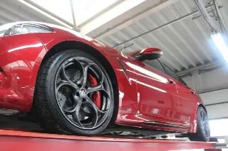 Foto 9 di 103: Alfa Romeo Giulia 2.9 V6 Quadrifoglio Performance Edition “Manual and Carbon Seats by Sparco”
