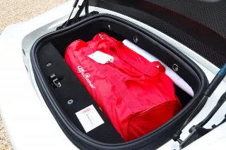 Foto 15 di 121: Alfa Romeo 8C Spider “Less than 9.800 kilometers”