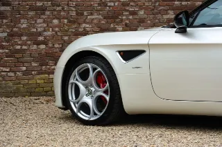Foto 40 di 121: Alfa Romeo 8C Spider “Less than 9.800 kilometers”