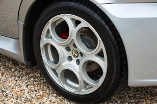 Foto 34 di 111: Alfa Romeo 156 3.2 GTA Berlina “in Grigio Sterling”