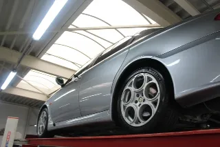 Foto 84 di 111: Alfa Romeo 156 3.2 GTA Berlina “in Grigio Sterling”