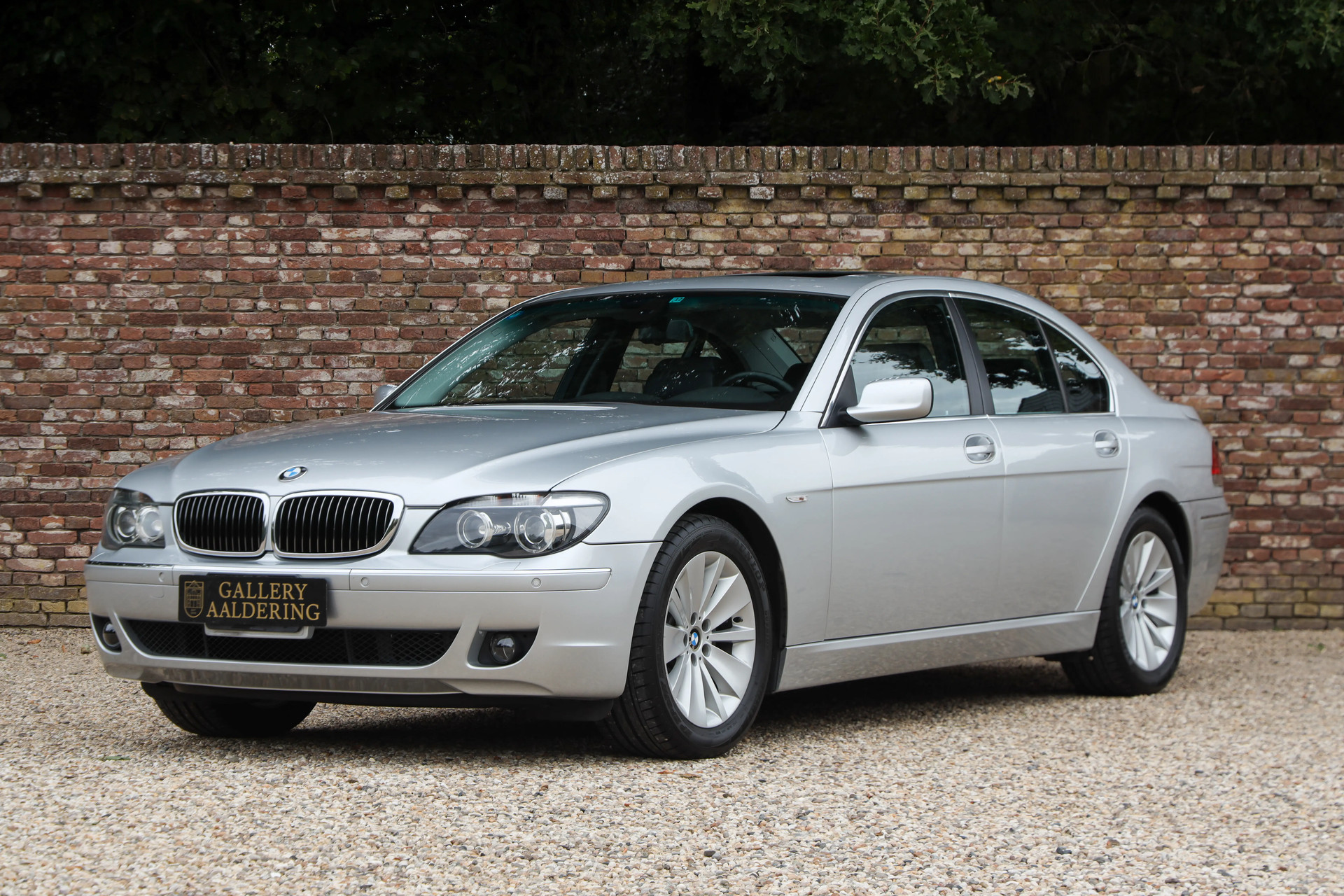 BMW 750i Luxurious and stylish “70.745 kms history”