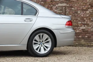 Foto 28 di 125: BMW 750i Luxurious and stylish “70.745 kms history”