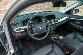 Foto 3 di 125: BMW 750i Luxurious and stylish “70.745 kms history”