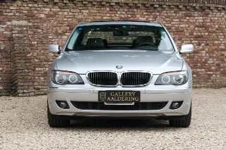 Foto 5 di 125: BMW 750i Luxurious and stylish “70.745 kms history”