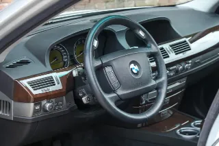 Foto 60 di 125: BMW 750i Luxurious and stylish “70.745 kms history”