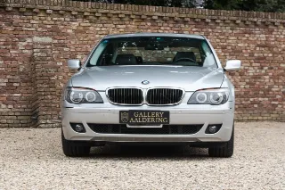 Foto 64 di 125: BMW 750i Luxurious and stylish “70.745 kms history”