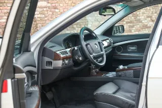 Foto 65 di 125: BMW 750i Luxurious and stylish “70.745 kms history”