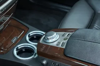 Foto 81 di 125: BMW 750i Luxurious and stylish “70.745 kms history”