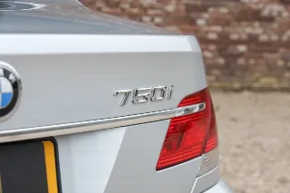 Foto 87 di 125: BMW 750i Luxurious and stylish “70.745 kms history”