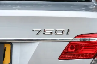 Foto 92 di 125: BMW 750i Luxurious and stylish “70.745 kms history”