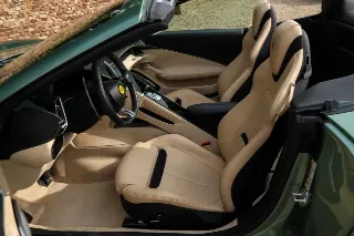 Foto 15 di 123: Ferrari Roma Spider “Verde Dora”