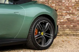 Foto 44 di 123: Ferrari Roma Spider “Verde Dora”