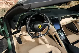 Foto 51 di 123: Ferrari Roma Spider “Verde Dora”