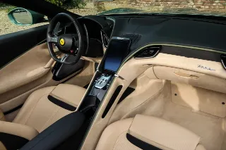 Foto 64 di 123: Ferrari Roma Spider “Verde Dora”