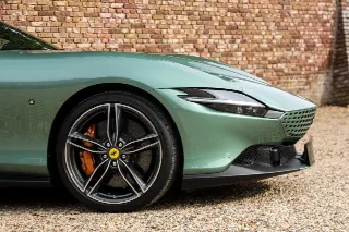 Foto 66 di 123: Ferrari Roma Spider “Verde Dora”