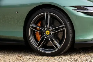 Foto 70 di 123: Ferrari Roma Spider “Verde Dora”