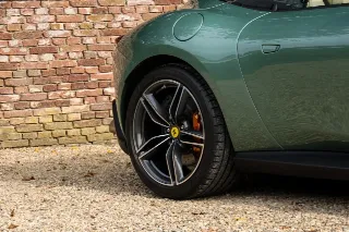 Foto 71 di 123: Ferrari Roma Spider “Verde Dora”