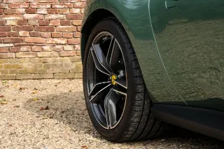 Foto 74 di 123: Ferrari Roma Spider “Verde Dora”