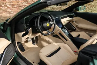 Foto 88 di 123: Ferrari Roma Spider “Verde Dora”