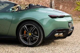 Foto 93 di 123: Ferrari Roma Spider “Verde Dora”
