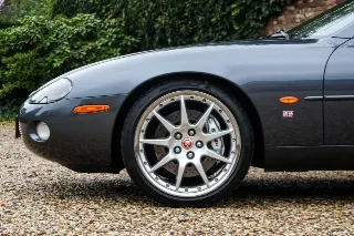 Foto 48 di 106: Jaguar XK8 4.2 Coupe “Slate Grey – XKR Optics”